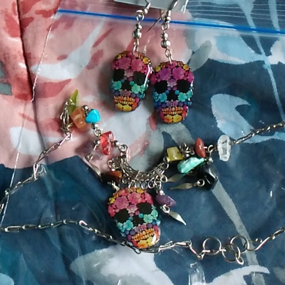 Skull necklace and earrings - Picture 1 of 1